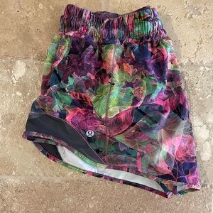 Lululemon Hottie Hotty hot shorts 8